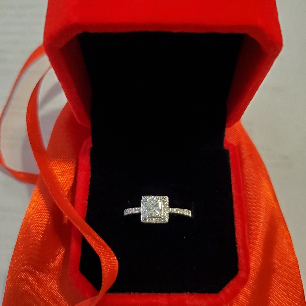 New & unworn 18K White Gold - Diamond Engagement Ring